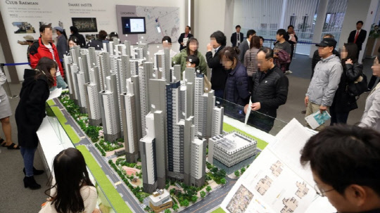 래미안 리더스원 견본주택을 둘러보고 있는 수요자들. <연합뉴스>